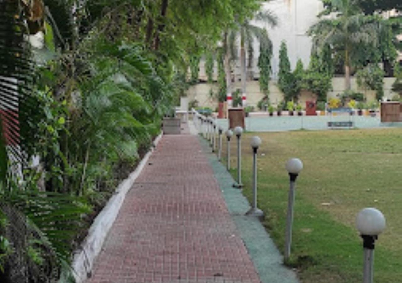 Hotel Blue Paradise Chandrapur Buitenkant foto