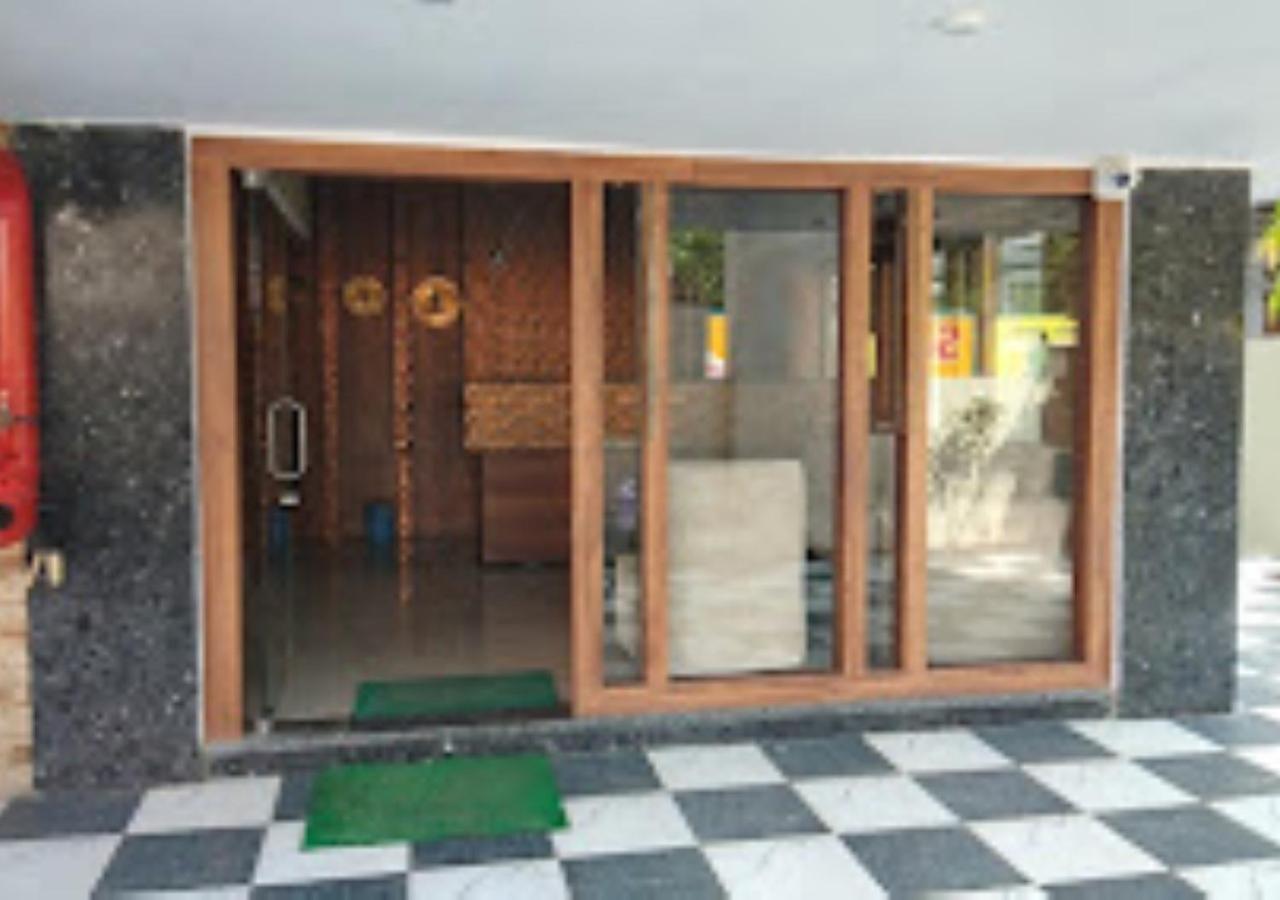 Hotel Blue Paradise Chandrapur Buitenkant foto